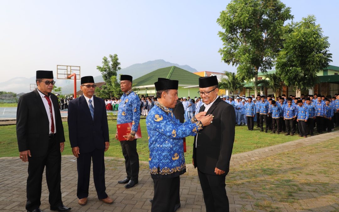 Peringatan Hari Amal Bakti Kemenag Ke – 78, Bupati Sematkan Penghargaan Satya Lencana Karya Satya Kepada 19 ASN Kemenag KSB