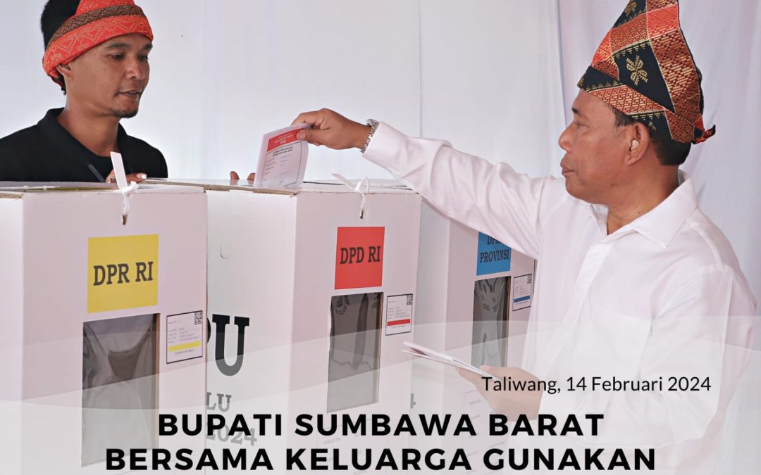 BUPATI SUMBAWA BARAT BERSAMA KELUARGA GUNAKAN HAK PILIH DI TPS 11 KELURAHAN BUGIS TALIWANG