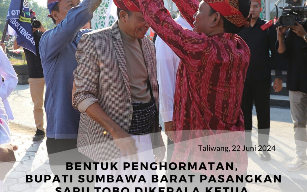 Bentuk Penghormatan, Bupati Sumbawa Barat Pasangkan Sapu Tobo di Kepala Ketua Rombongan Kafilah Kabupaten/Kota MTQ Tingkat Propinsi NTB