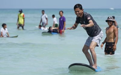 SURFING MASUK SEKOLAH Memperkuat KSB Gudang Atlit Surfing Menyambut PON 2028 NTB NTT.