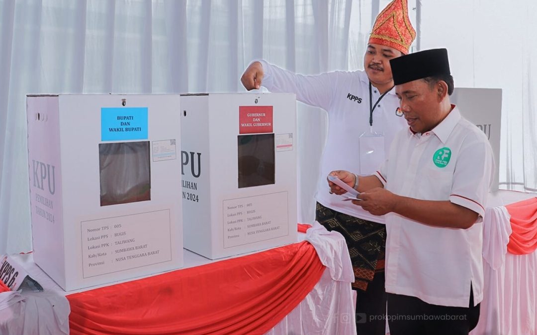 Bupati Sumbawa Barat beserta keluarga memberikan hak suara di TPS 05 Kelurahan Bugis