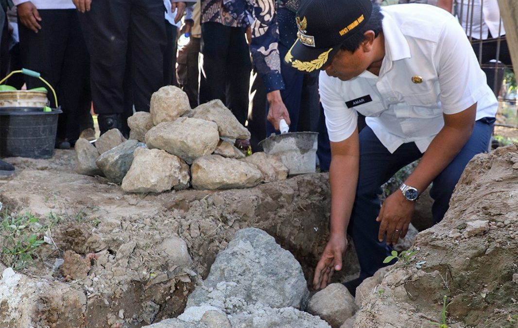 Bupati meletakkan batu pertama Pembangunan Pondok Pesantren Tahfidzul Qur’an Sullamuddiyanah NW Taliwang