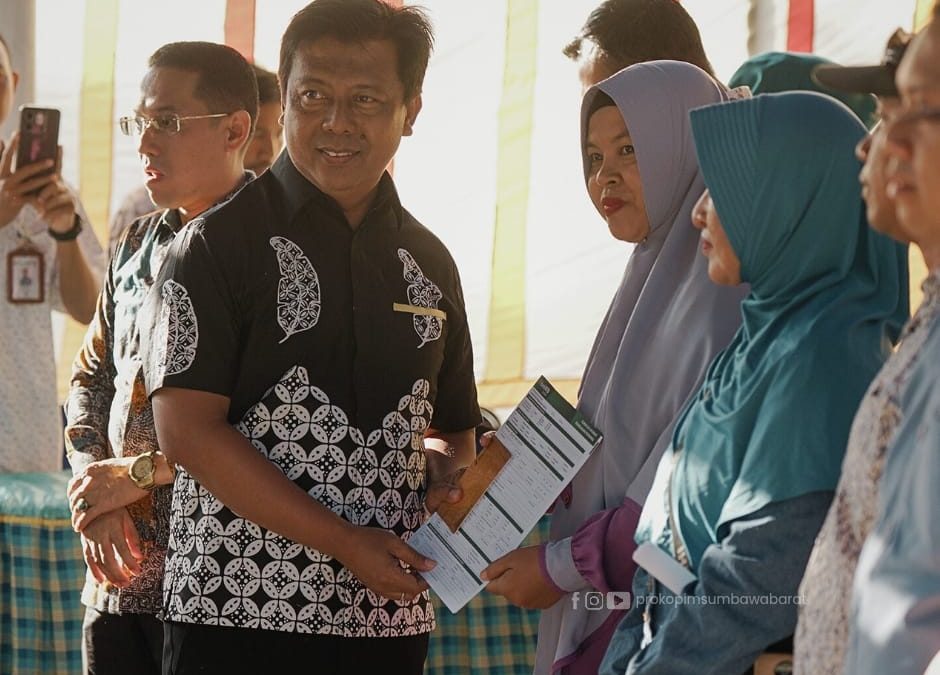 Hari ke 4 Penyerahan Kartu Sumbawa Barat Maju, Bupati Pastikan Penyaluran Berjalan Lancar