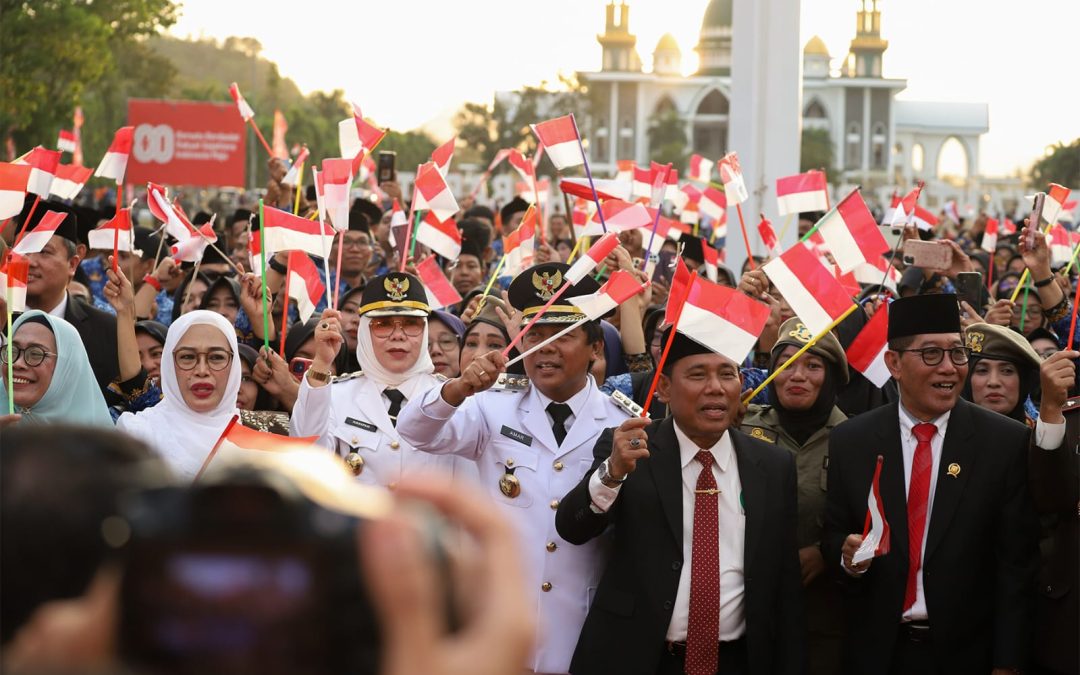 Moment Spesial Upacara Penurunan Bendera, Bupati Membaur Bersama Masyarakat Dalam Iringan Joged Tabola Bale