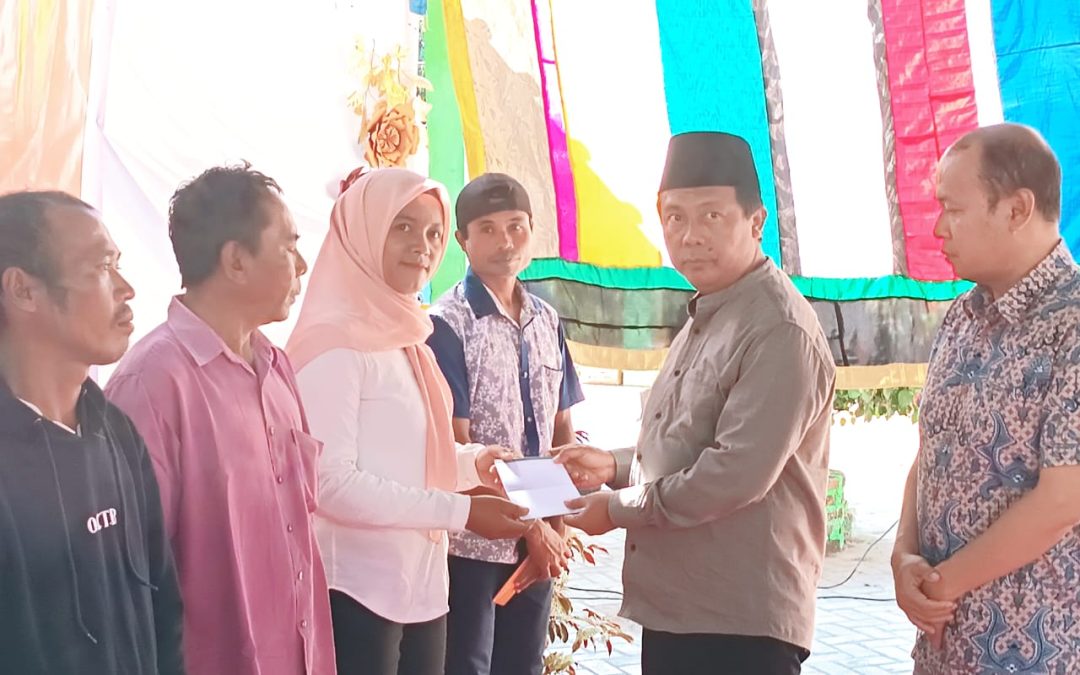 Bupati Sumbawa Barat Serahkan Kartu KSB Maju kepada 213 Penerima di Brang Ene