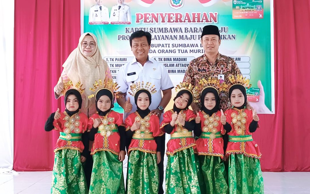 Bupati dan Wakil Bupati  Sumbawa Barat Serahkan Kartu Sumbawa Barat Maju Layanan Pendidikan Kepada 298 Siswa TK
