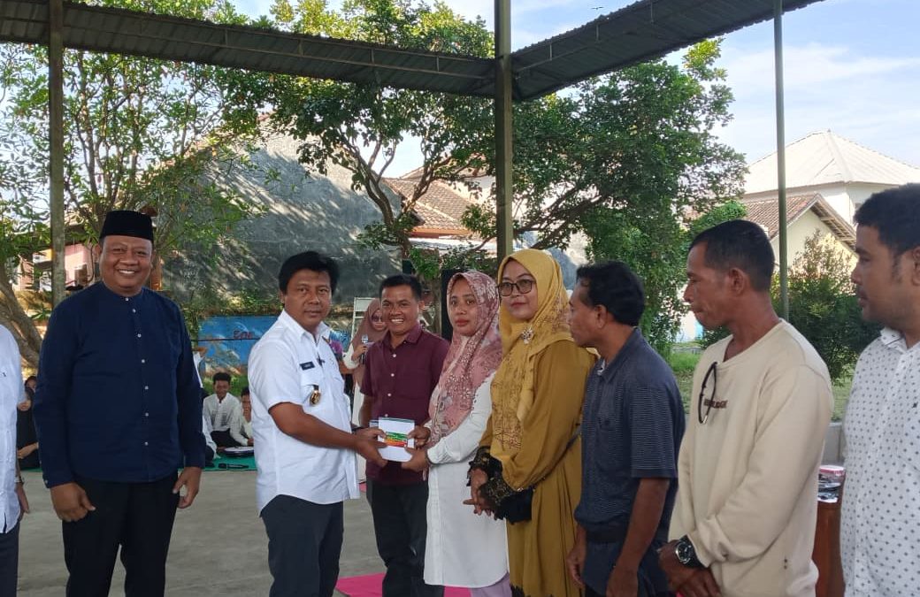 Roadshow ke-28: Bupati Serahkan Kartu Sumbawa Barat Maju Program Layanan Pendidikan ke Pelajar SMAN 1 dan SMKN 1 Taliwang