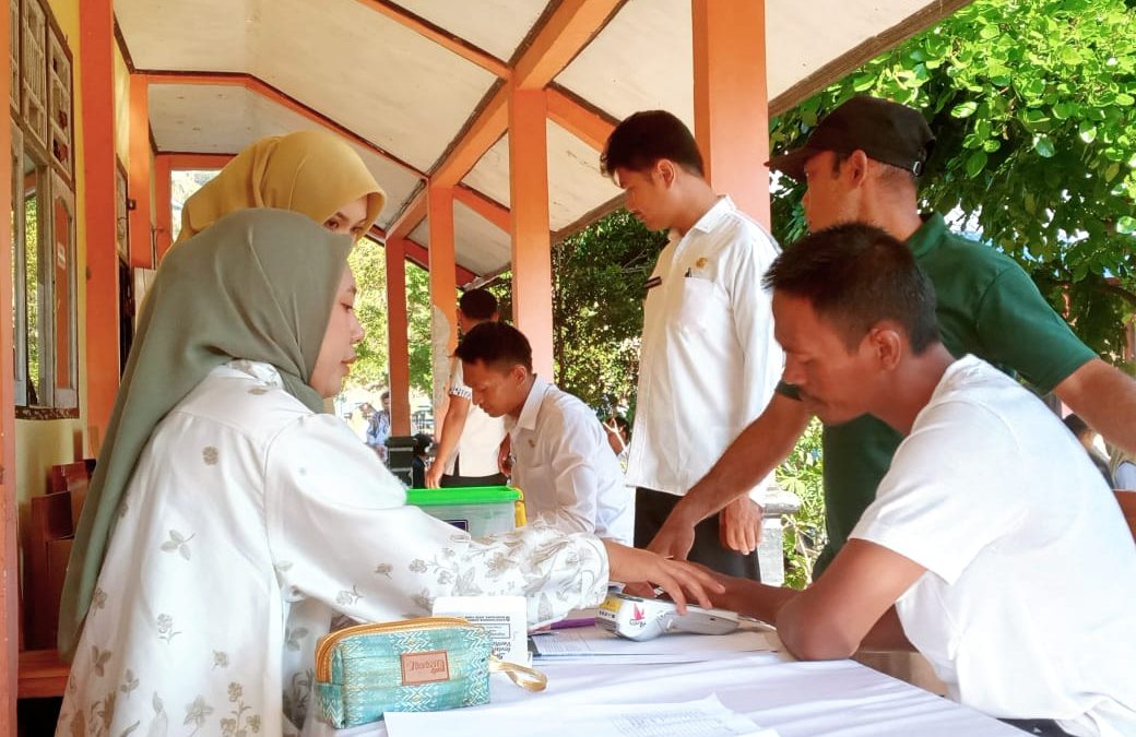 Wakil Bupati Sumbawa Barat Serahkan Kartu Sumbawa Barat Maju di SMPN 5 Taliwang