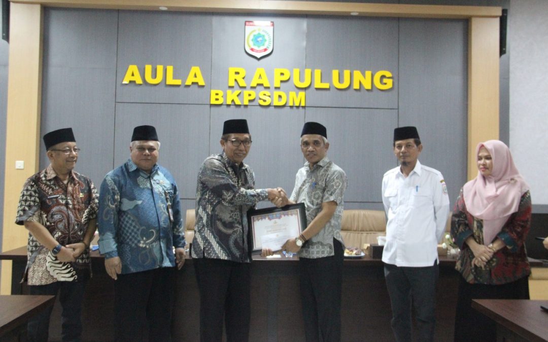 KORPRI DP Kabupaten Sumbawa Barat Serahkan Tali Asih Kepada 39 Pensiunan, PNS Meninggal Dunia Dan Siswa Berprestasi