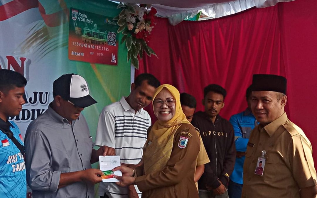 Kembali Serahkan Kartu Sumbawa Barat Maju Layanan Pendidikan, Wakil Bupati Gaungkan 7 Layanan KSB Maju Lainnya