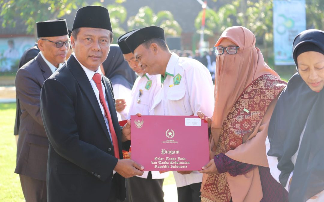 Apresiasi Dedikasi Tinggi, Bupati KSB Serahkan Satyalancana Kesetiaan bagi Insan Kemenag pada HAB Ke-80